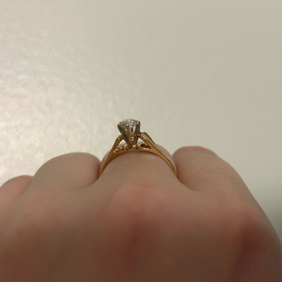 Classic 14K Solid Yellow Gold Ring with Diamond Gemstone 🤍 - Picture 4 of 6